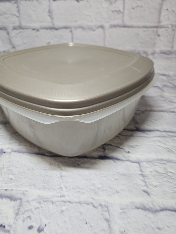 VTG Rubbermaid Large Square Container "C"-21.1 Cups (1.3 Gal) Sheer w Silver Lid gallery