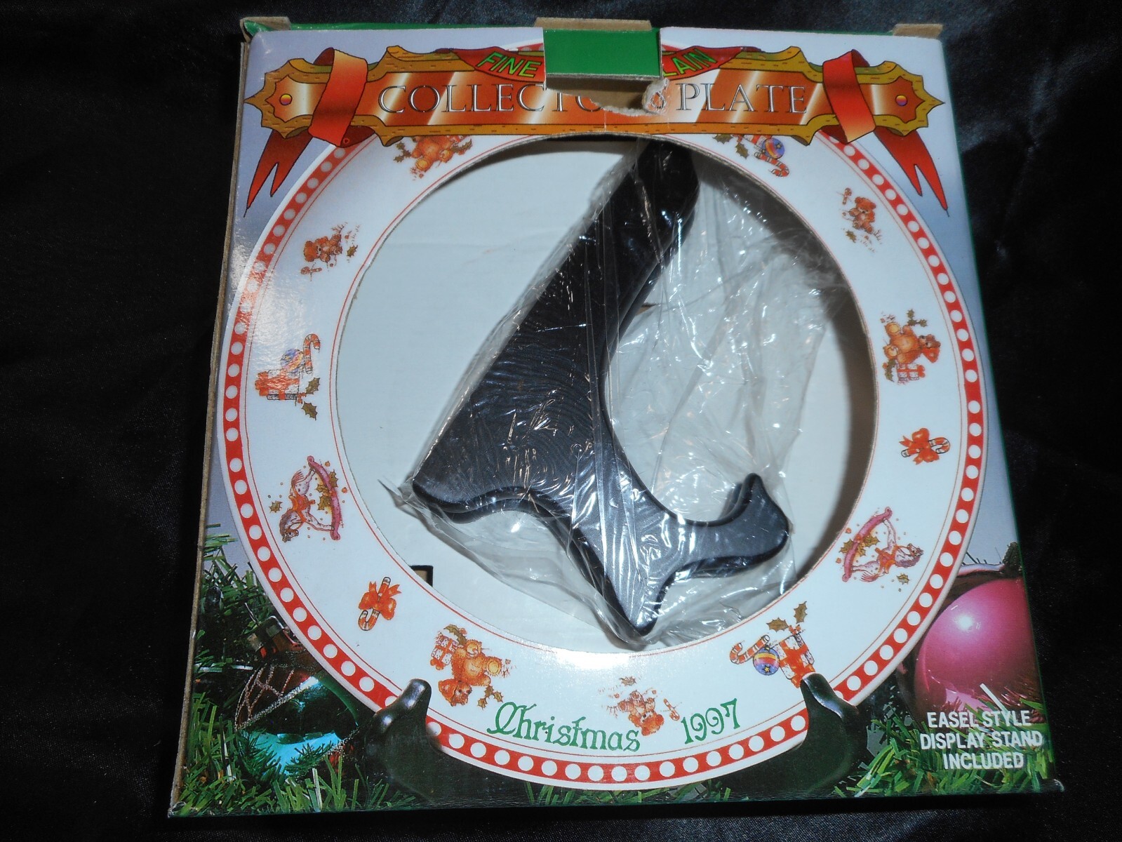 Christmas 1997 Plate featuring Santa (Free Shipping with 6 or more items) gallery