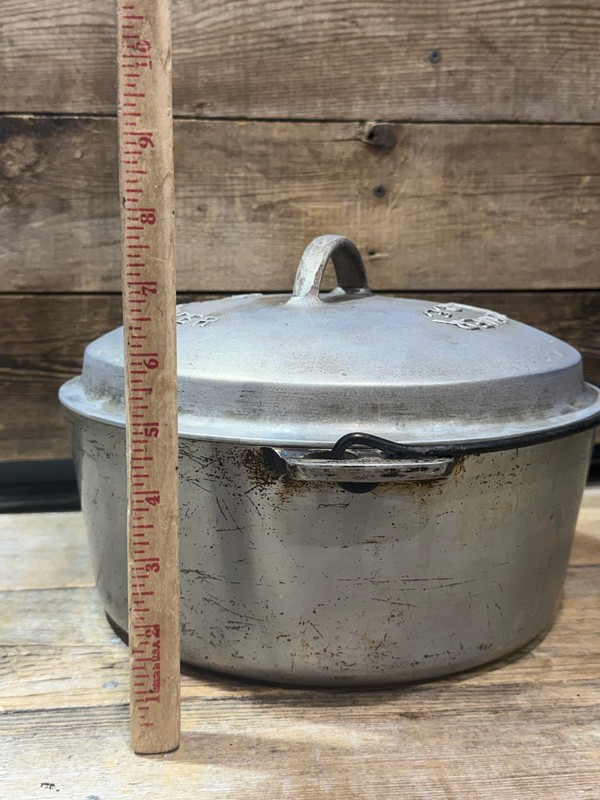Wagner Ware, No. 249 Round Roaster & No. 9, Drip Drop Roaster Lid gallery