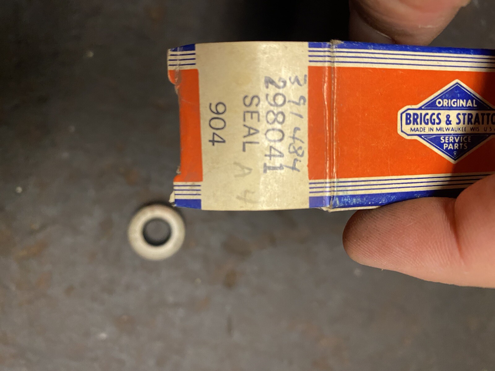(YC8) Briggs and Stratton 298041 Seal gallery