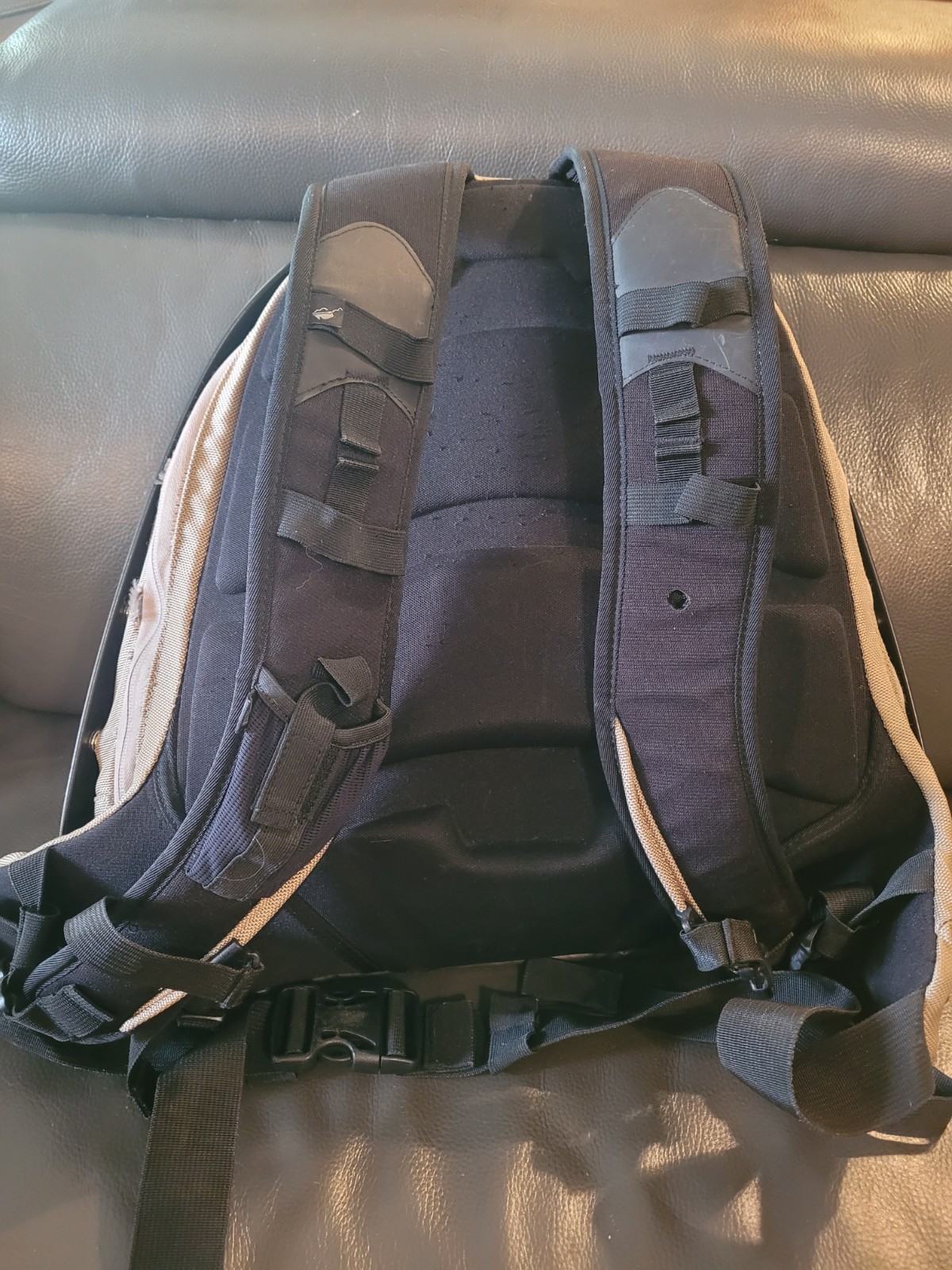 Oakley Icon Backpack Brown/Black Hard Shell *Rare*  3