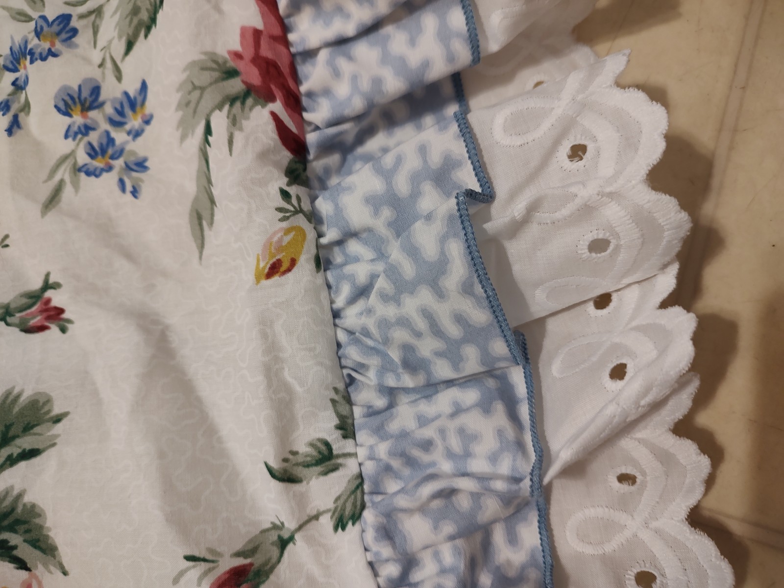 VTG Waverly Belle Rive Round Floral Tablecloth 70" Ruffled Eyelet Cottage Rare gallery