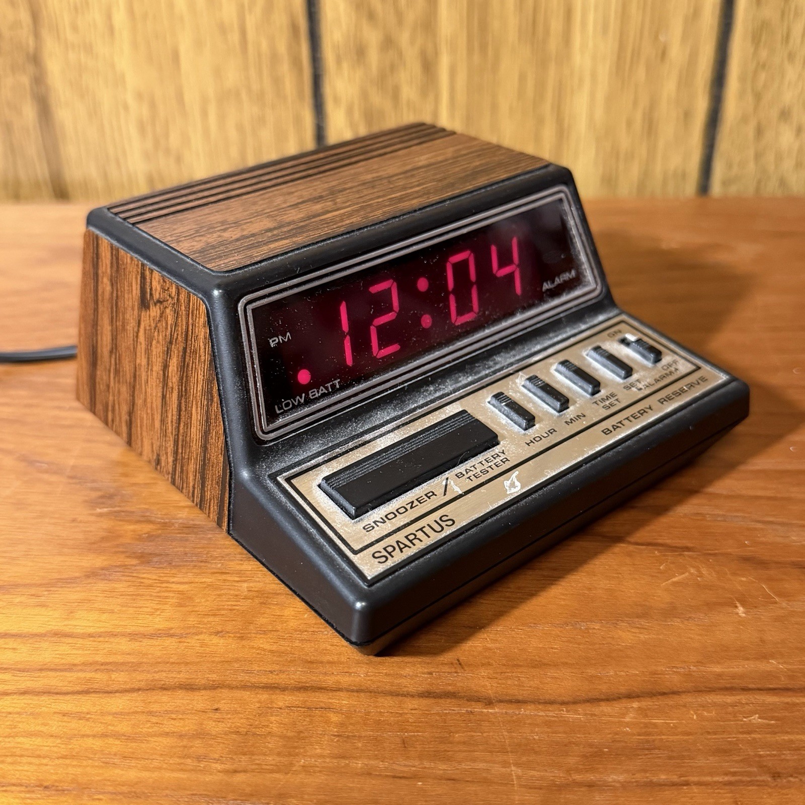 Vintage Spartus Neptune 1104 Digital LED Alarm Clock Walnut Battery Backup Retro gallery