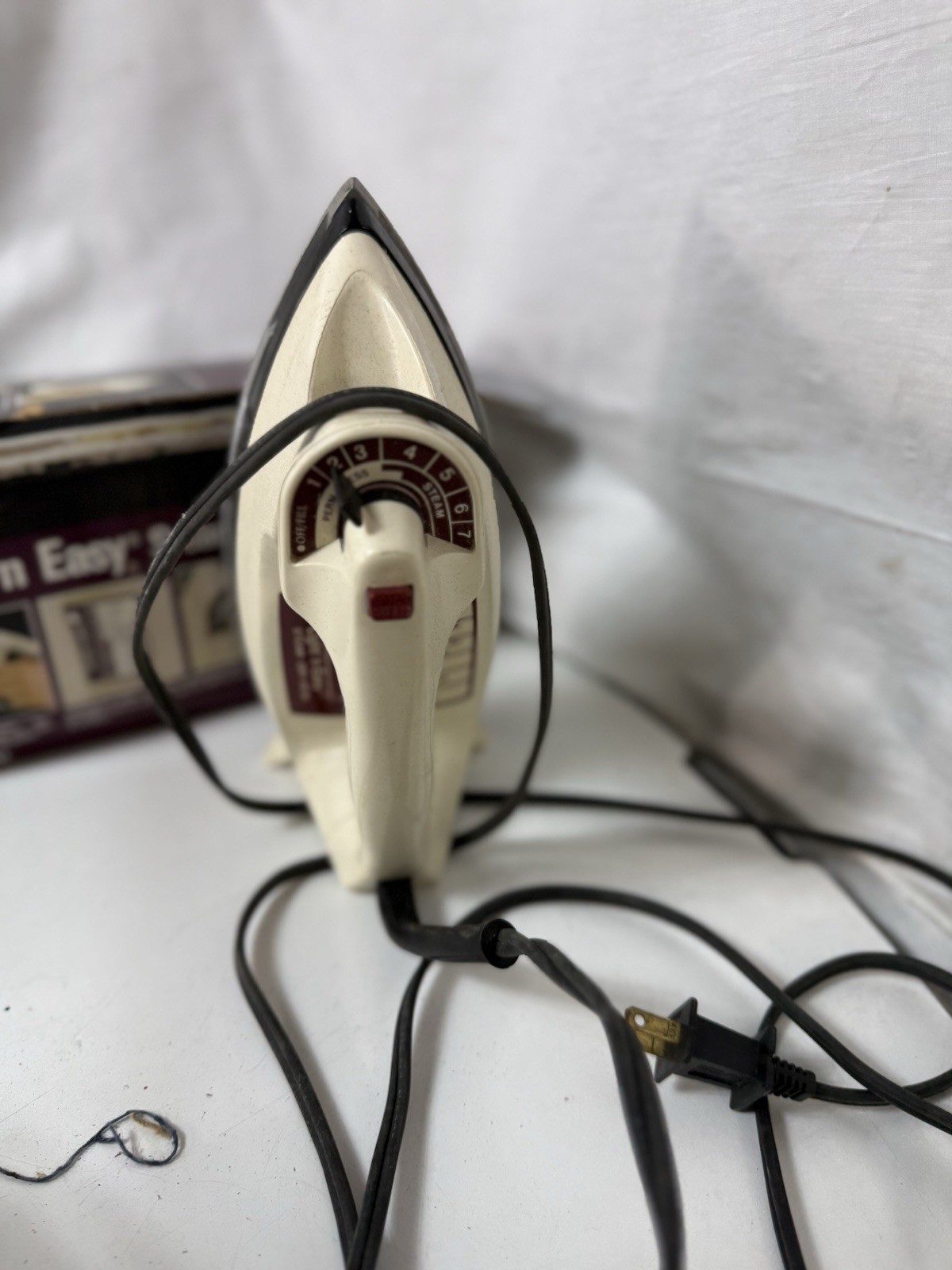 Black & Decker Light 'n Easy Steam & Dry Iron F227WH White/Black Vintage Boxed gallery
