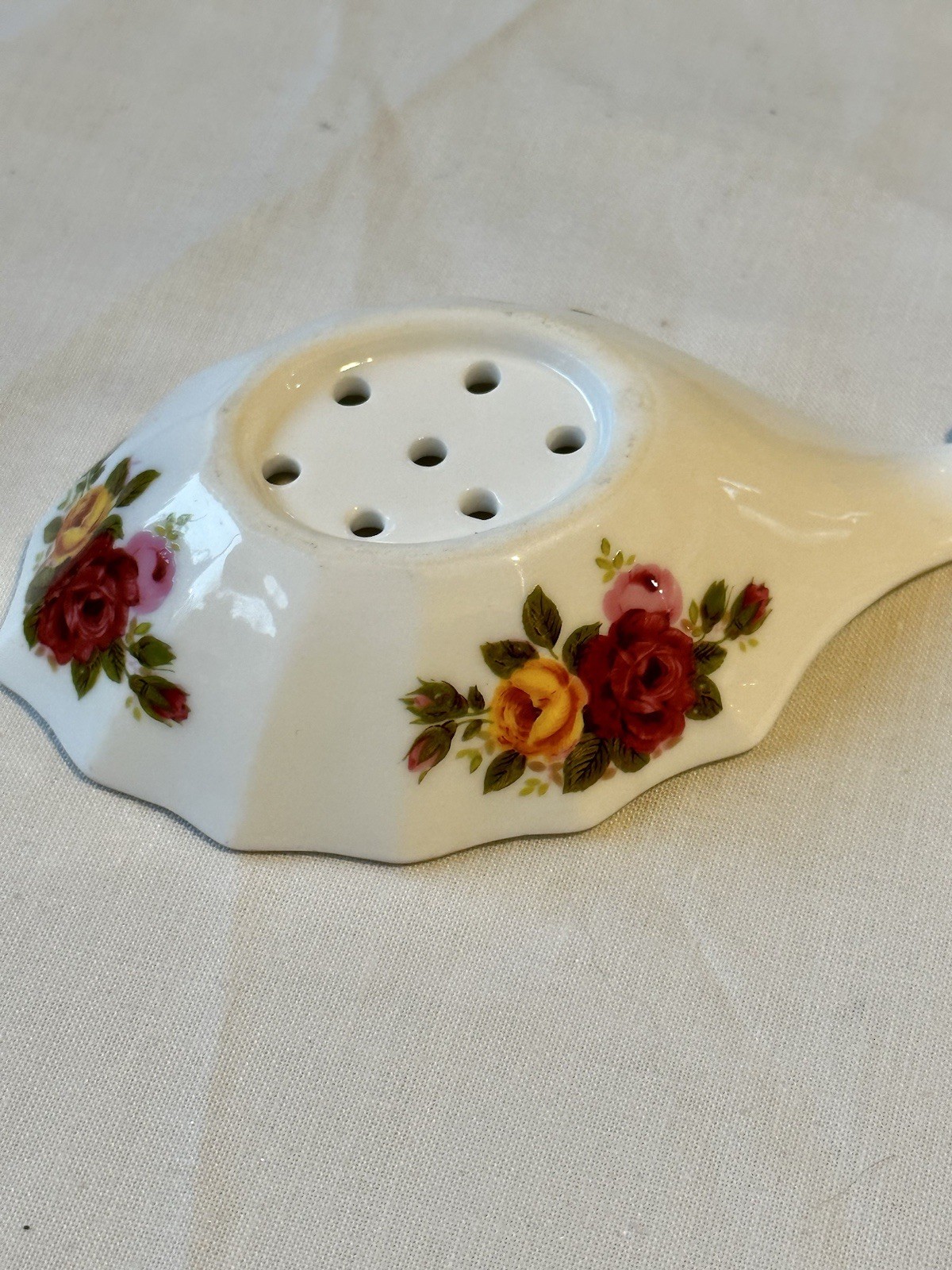 ROYAL Albert Old Country Roses PORCELAIN Loose leaf Tea Strainer RARE! gallery