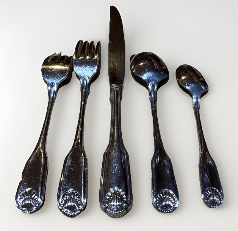 Oneida Classic Shell Stainless Flatware 5 Pc. Place Setting gallery