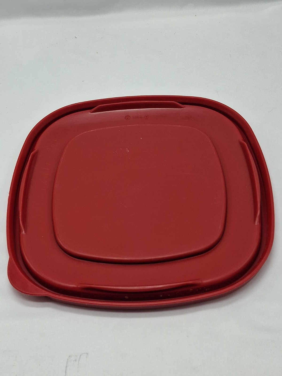 Rubbermaid Food container Easy Find Red Square Replacement Lid 7J70 9" - gallery