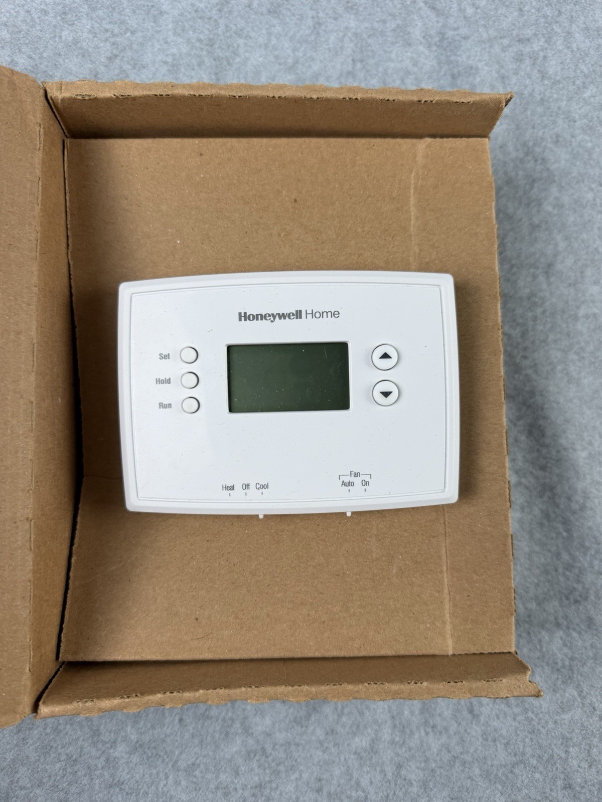 Honeywell Home RTH221B 1-Week Programmable Thermostat with Digital Display gallery