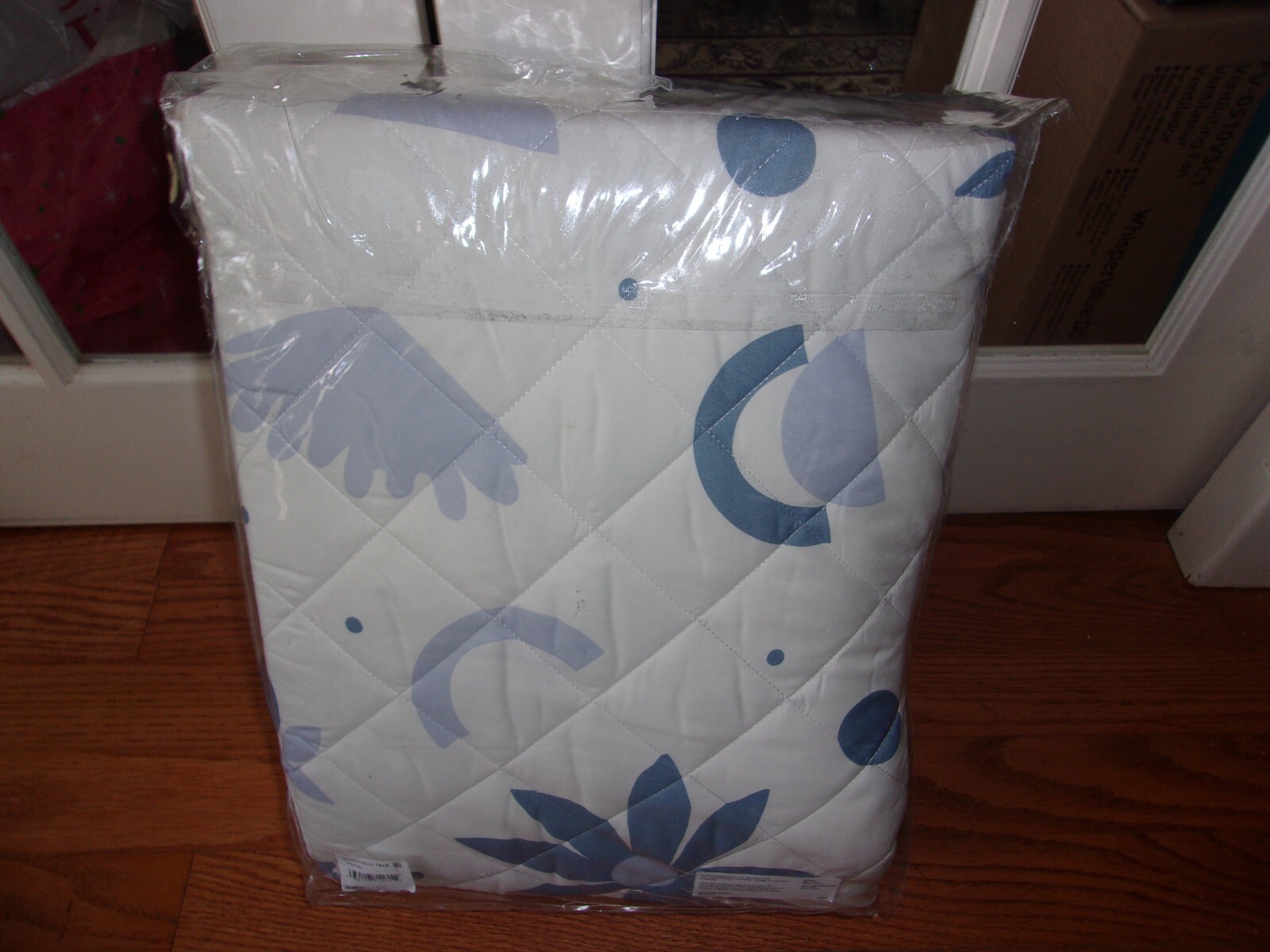 NIP Nordstrom Rack Blue White Floral Reversible Queen Quilt & Shams Set 3pc gallery