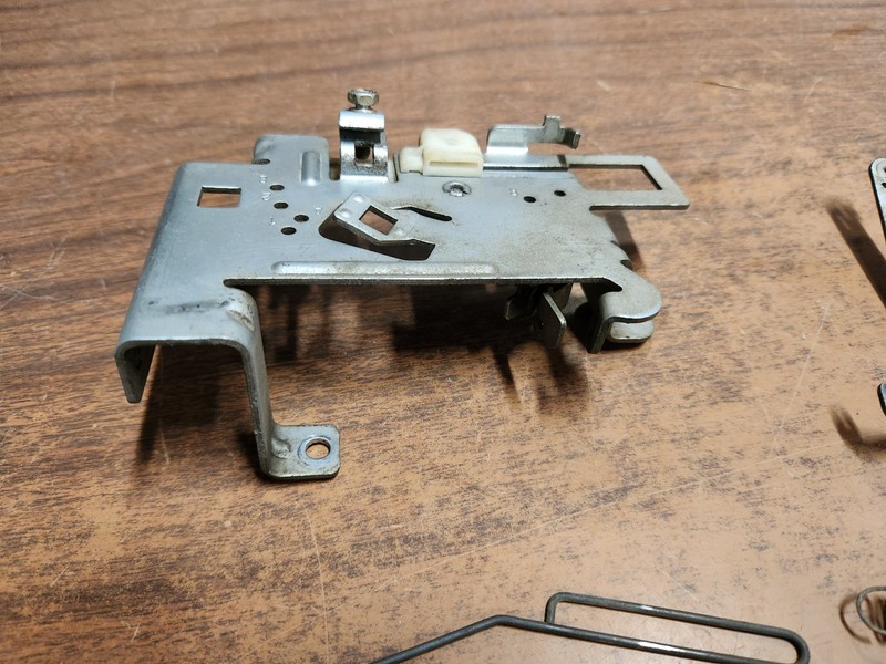 Briggs & Stratton Lawn Tractor Engine Model 310707 Control Bracket 694042 597209 gallery