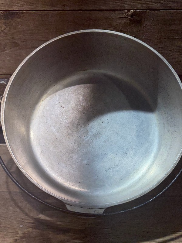 Wagner Ware, No. 249 Round Roaster & No. 9, Drip Drop Roaster Lid gallery