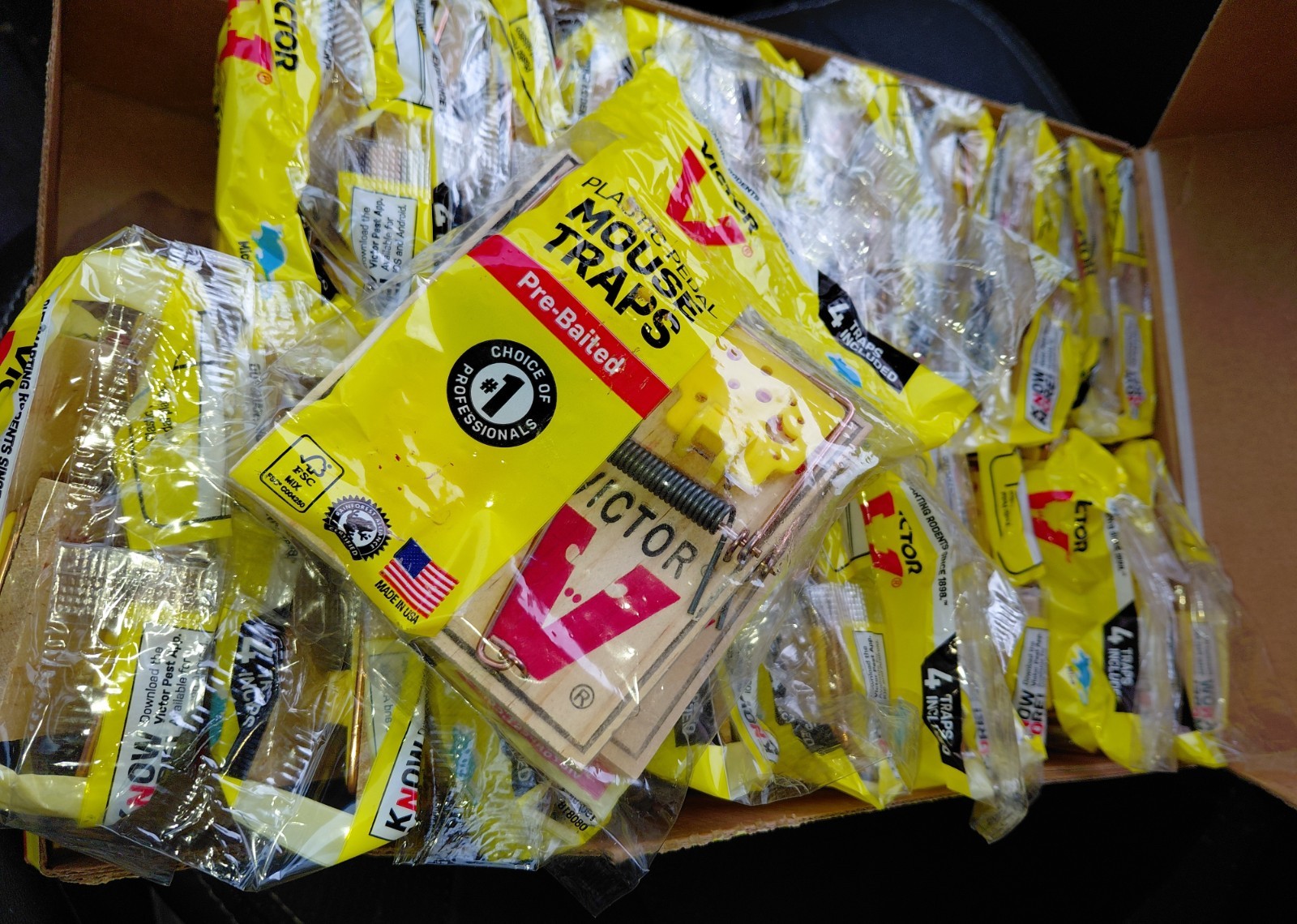 (72) Victor Plastic Pedal Pre-Baited Snap Mouse Trap In Display Box gallery