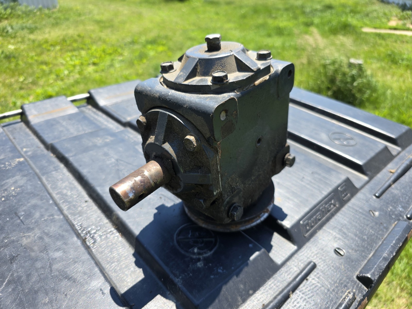 Simplicity Legacy 25 60in Mower Deck Gear Box gallery