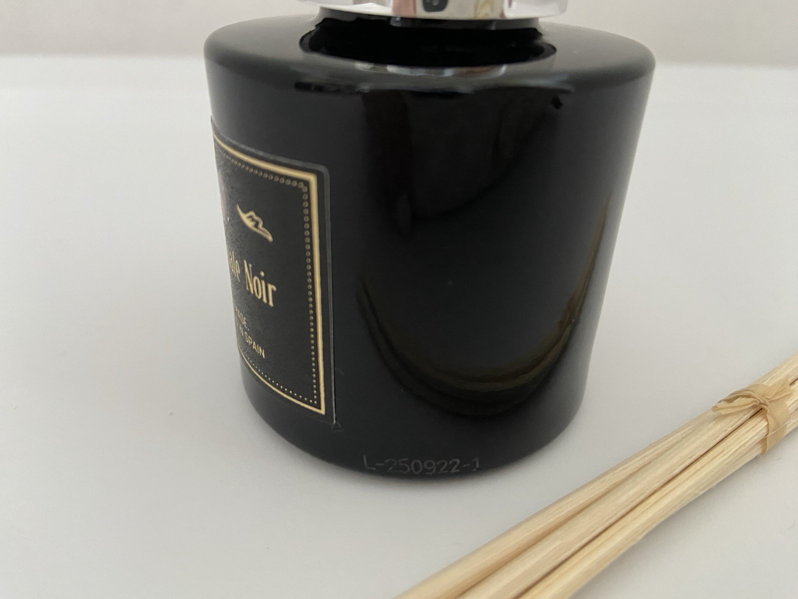 NEW Vila Hermanos mini diffuser & reeds 1.69 oz POMEGRANATE NOIR Made in SPAIN gallery