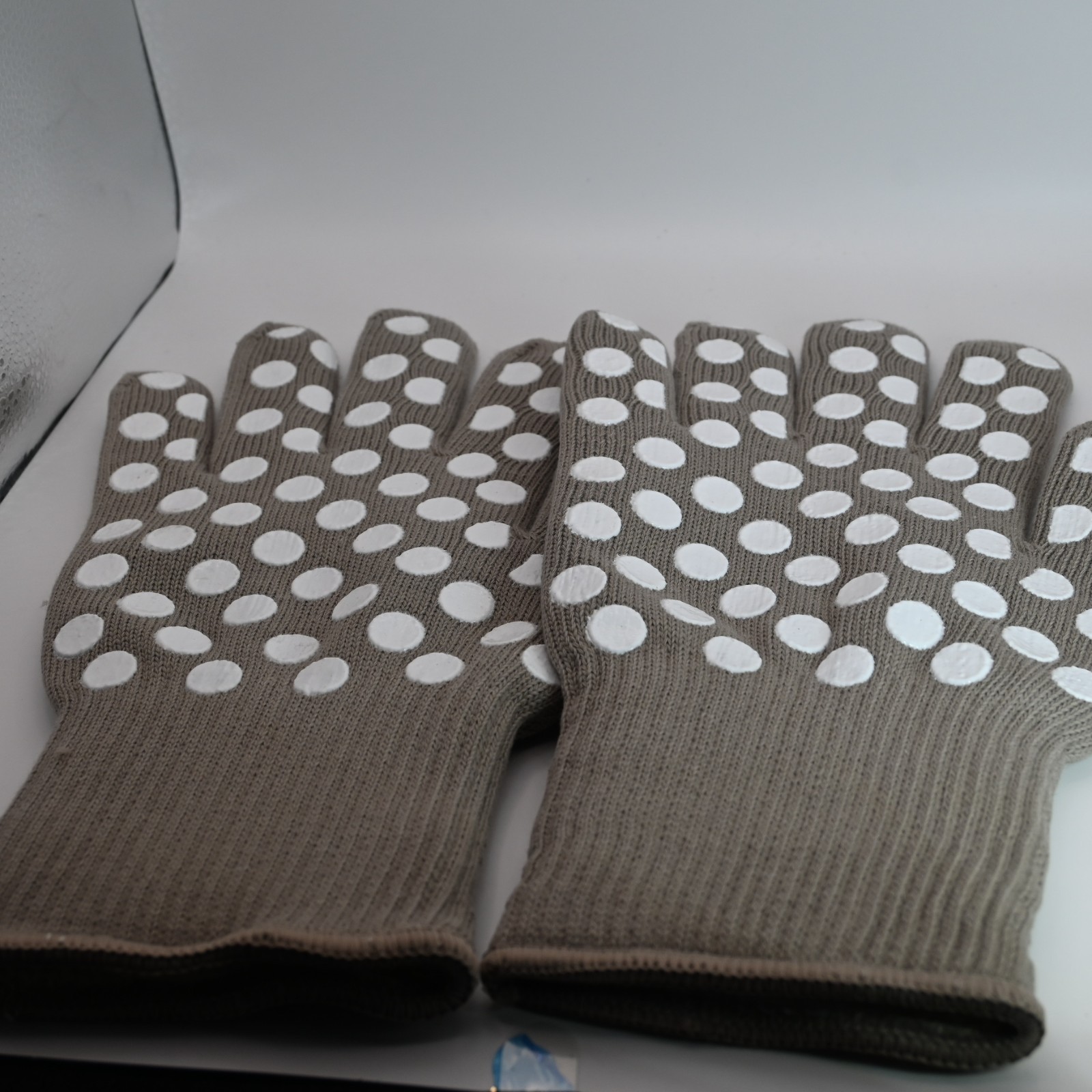 Temptations oven gloves grey with white polkadots one size fits most gallery
