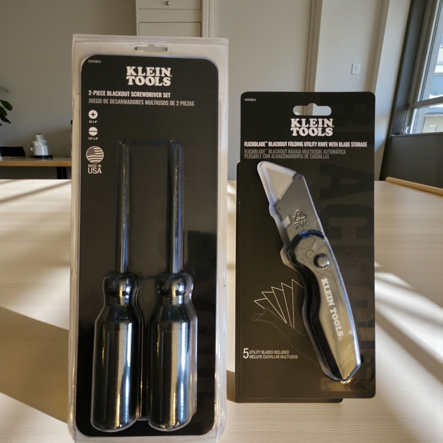 Klein Tools Blackout Flickblade Utility Knife 44303BLK/ 2-Pack Screwdriver Set gallery