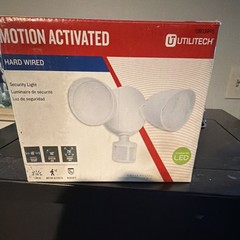 Utilitech Motion Activated Integrated LED Security Light Outdoor White
