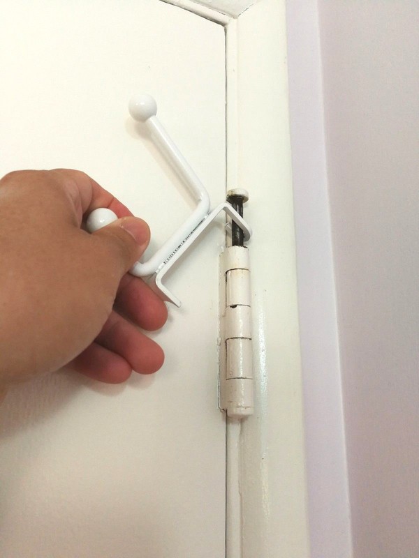 Bathroom Behind-the-door Hinge-Attached Towel Hook for Home or Travel gallery
