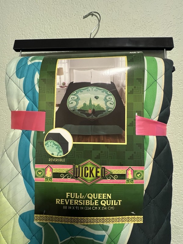 Universal Studios Wicked Reversible Quilt Full Queen Emerald City Glinda Elphaba gallery