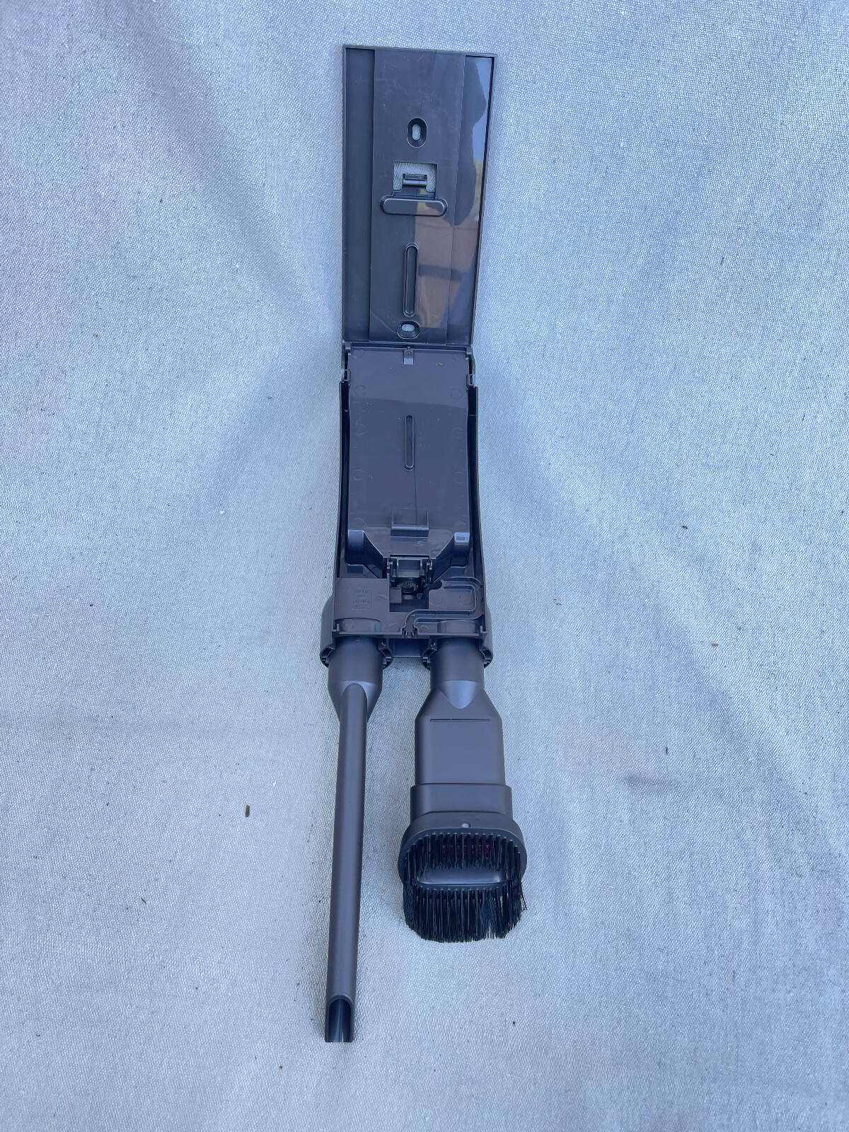 Dyson Wall-Mount Docking Station With Accessories Brand New Unused T113546 gallery