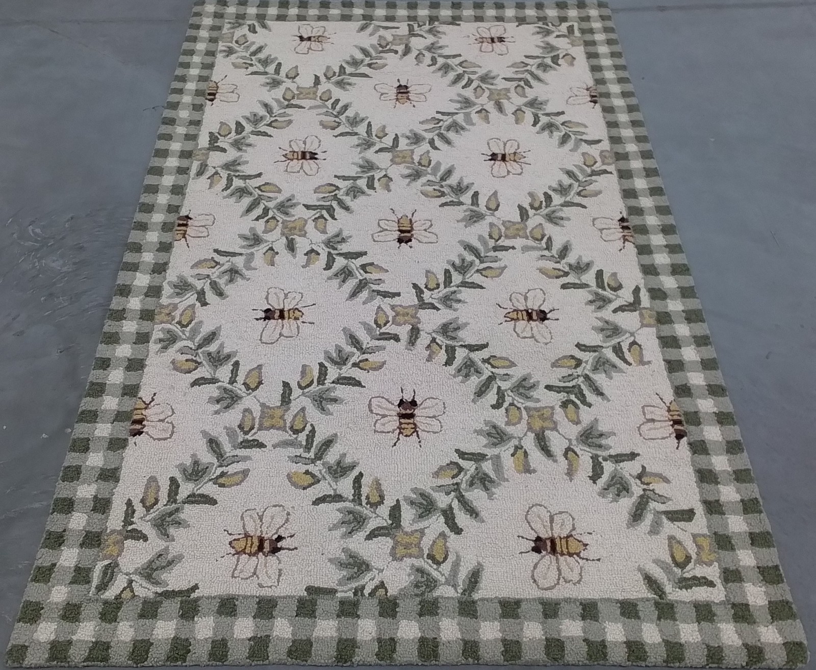 IVORY / GREEN 3'-9" x 5'-9" Back Stain Rug, Reduced Price 3172810291 HK55A-4 gallery