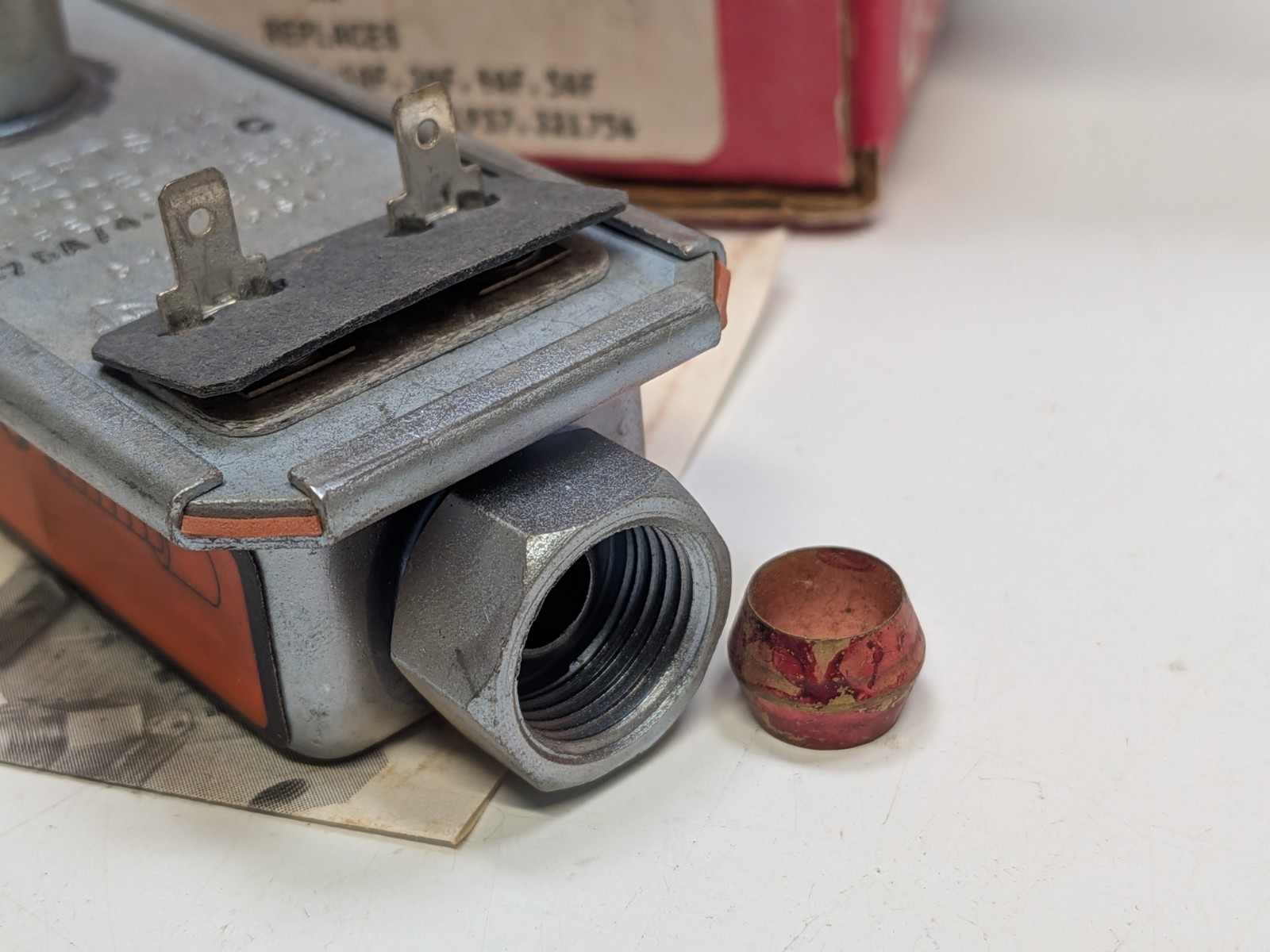 NOS ROBERTSHAW 4090-371 3.3-4.0 VOLT BIMETAL OVEN SAFETY VALVE gallery