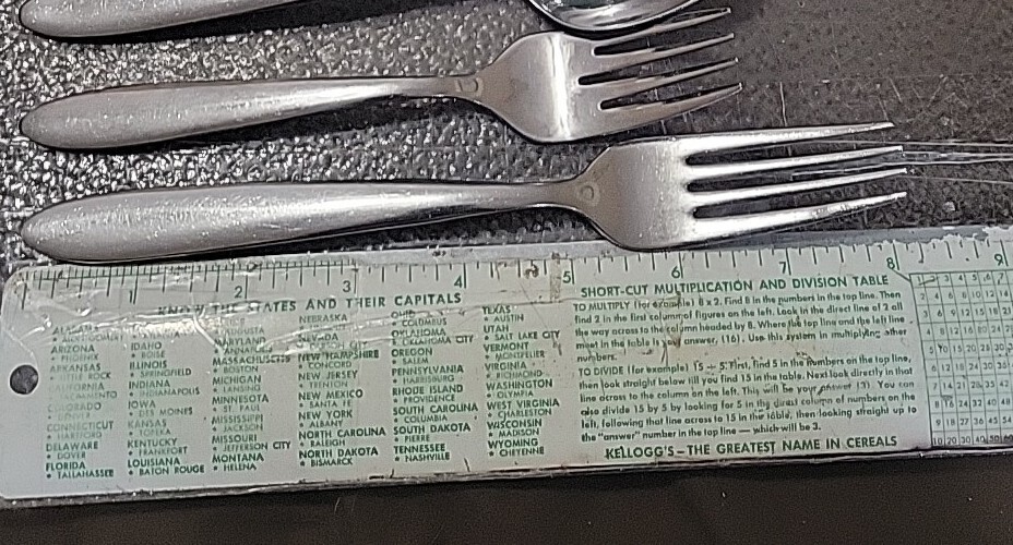 Oneida Flatware Jennifer, 18/0 Stainless, Mooncrest Trista Luann 5pc Setting gallery