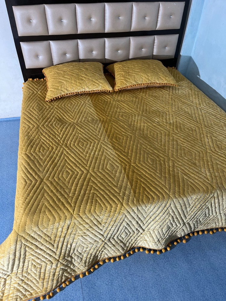 Warm Handmade Comforter Gold Color Lightweight Velvet Solid Print Quilt Set