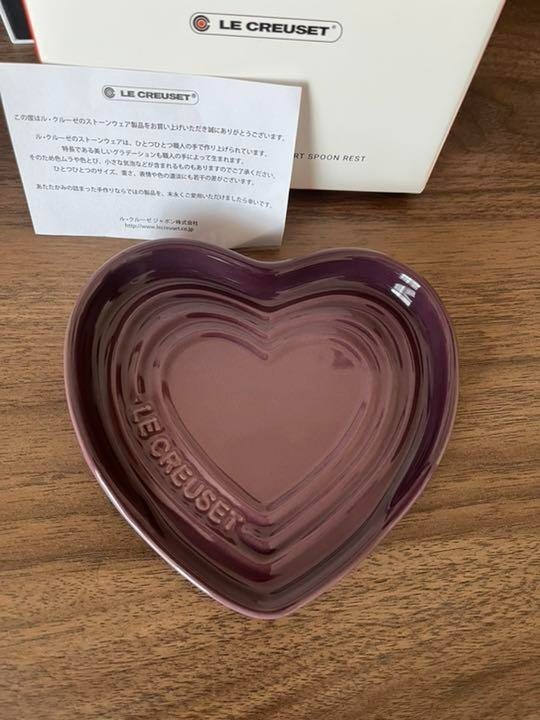 Le Creuset FIG Purple Heart Shaped Spoon Rest 13cm 5" Stoneware New In Box gallery