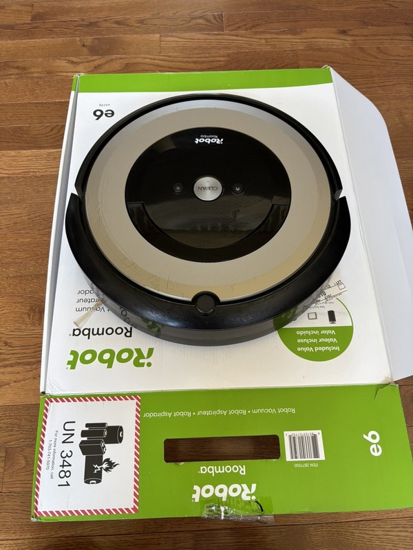 Roomba E6198 with 2 additional wall barrier and Charging Base, need a battery. gallery