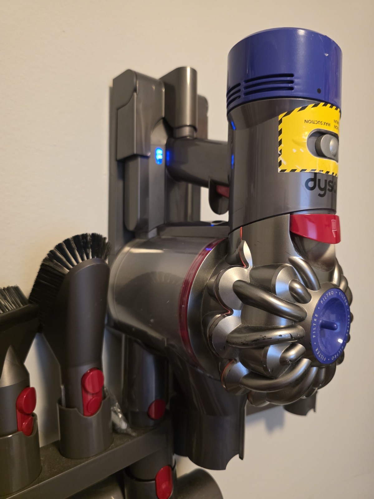 Dyson V8 Origin Extra Stick Vacuum Cleaner gallery
