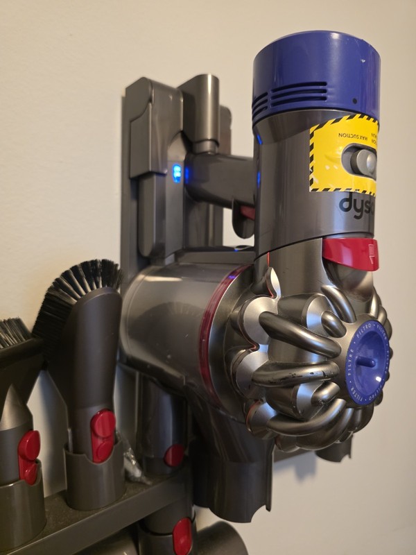 Dyson V8 Origin Extra Stick Vacuum Cleaner gallery