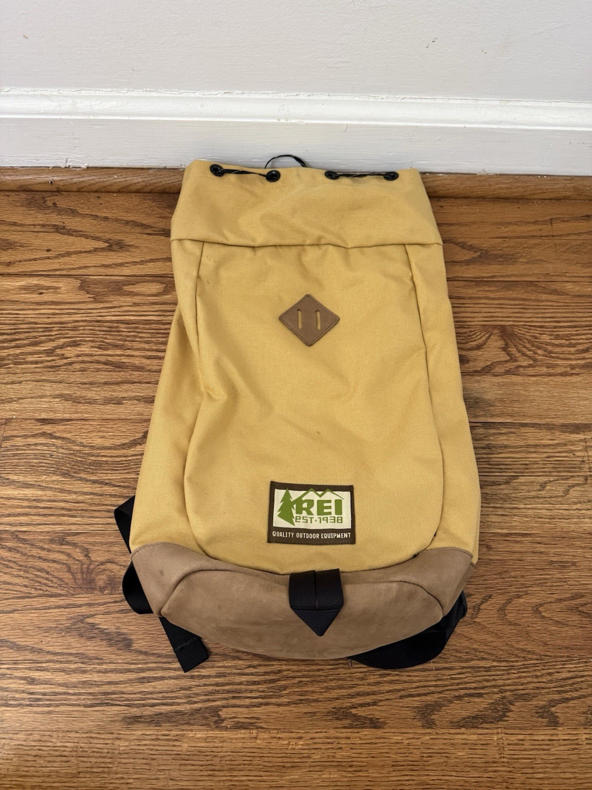 REI Retro Flashback Day Pack Backpack Throwback Hiking Leather Bottom Duffel