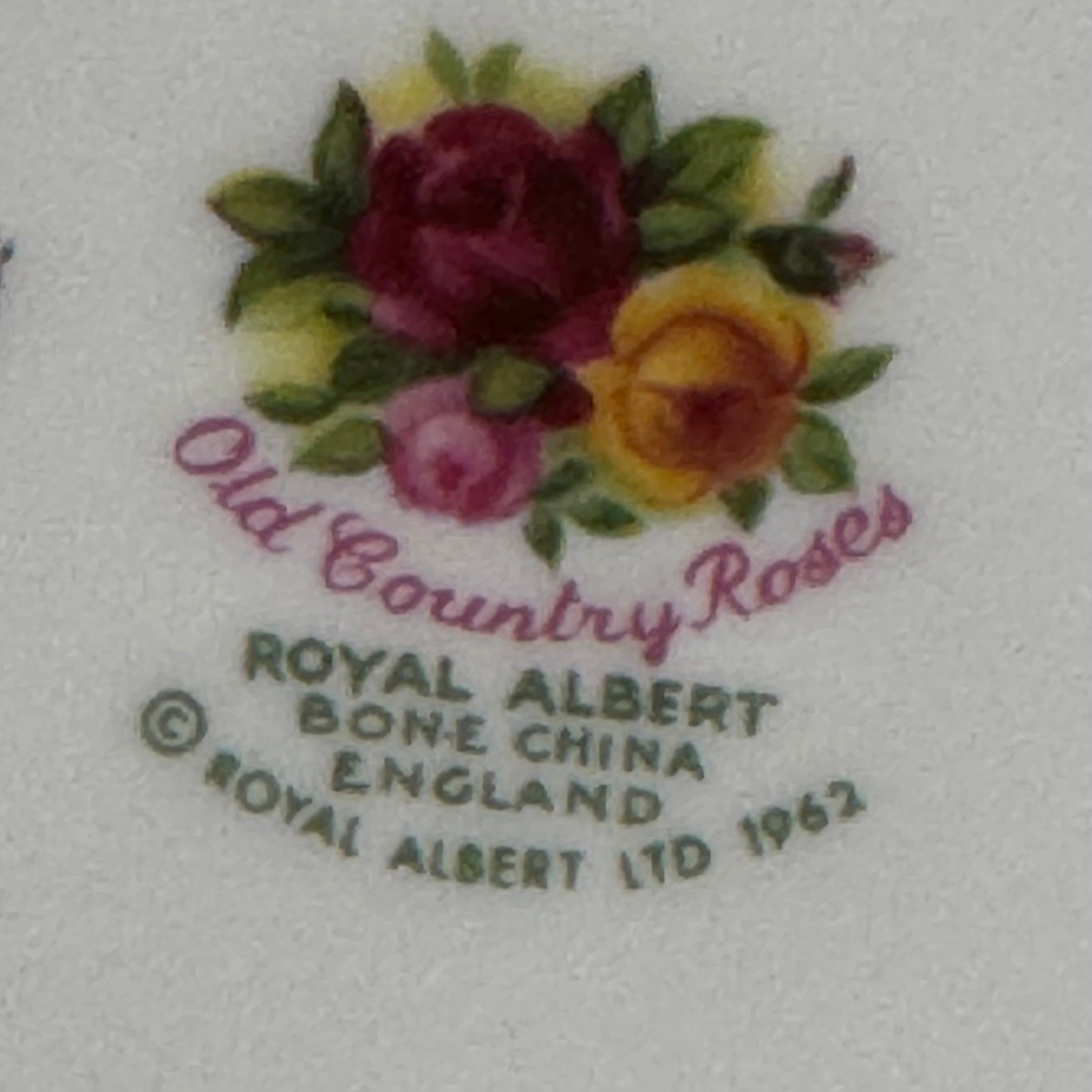 Royal Albert Old Country Roses 5-Piece Place Setting Bone China England 1962 gallery
