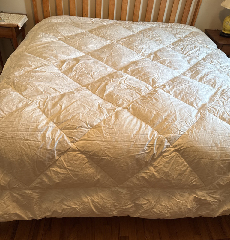 Pacific Coast King White Down Comforter 104 x 88 in gallery
