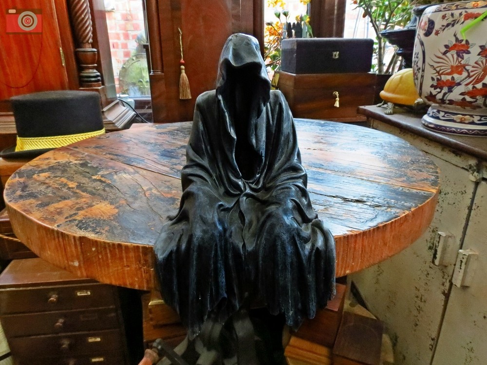 "DARKNESS RESIDES" Haunting Faceless Figure Dark & Scary Grim Reaper Gothic 23cm