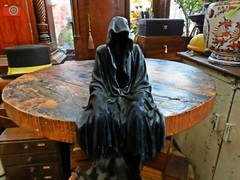“DARKNESS RESIDES” Haunting Faceless Figure Dark & Scary Grim Reaper Gothic 23cm