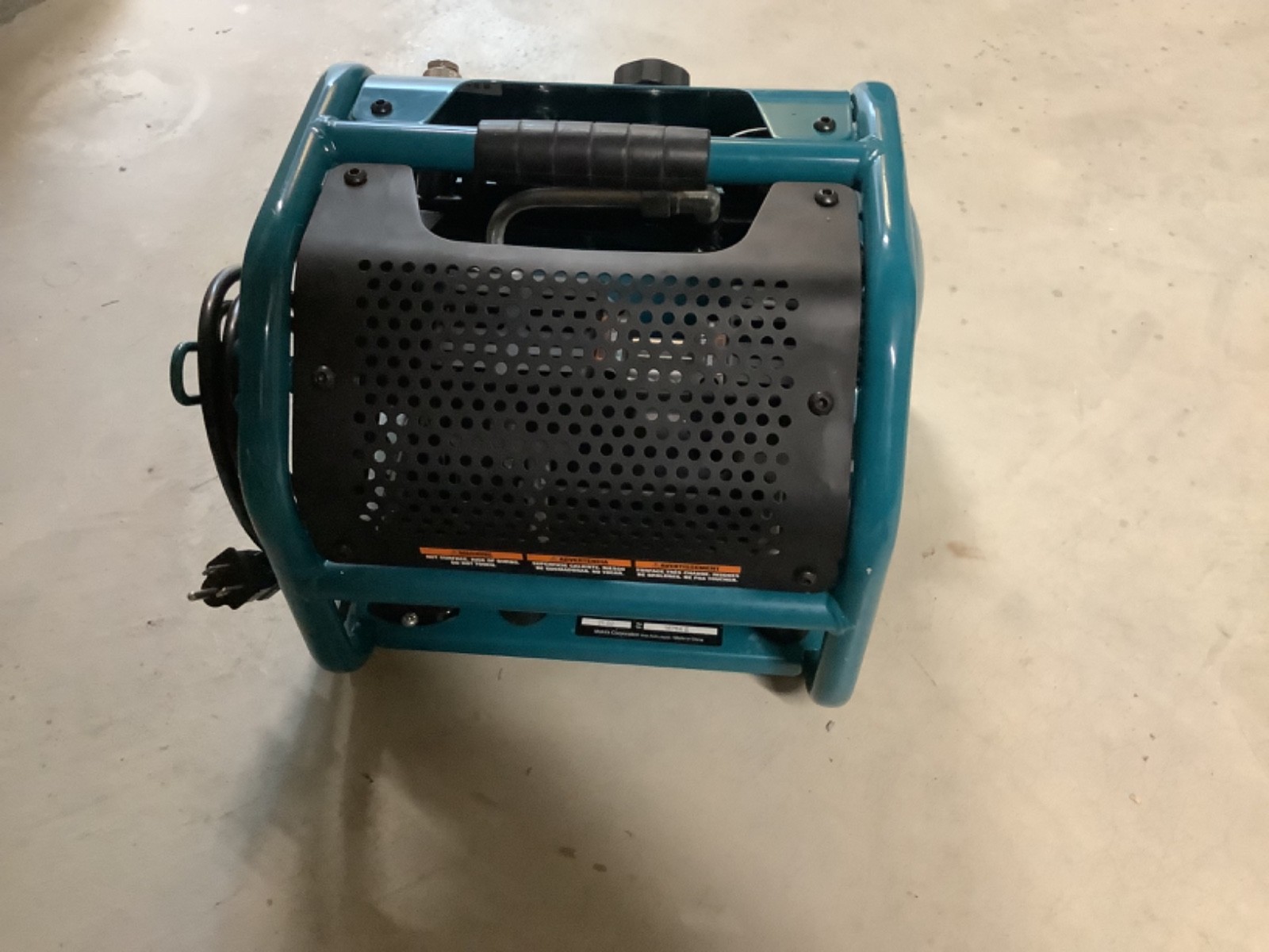 Makita MAC100Q Electric Air Compressor gallery