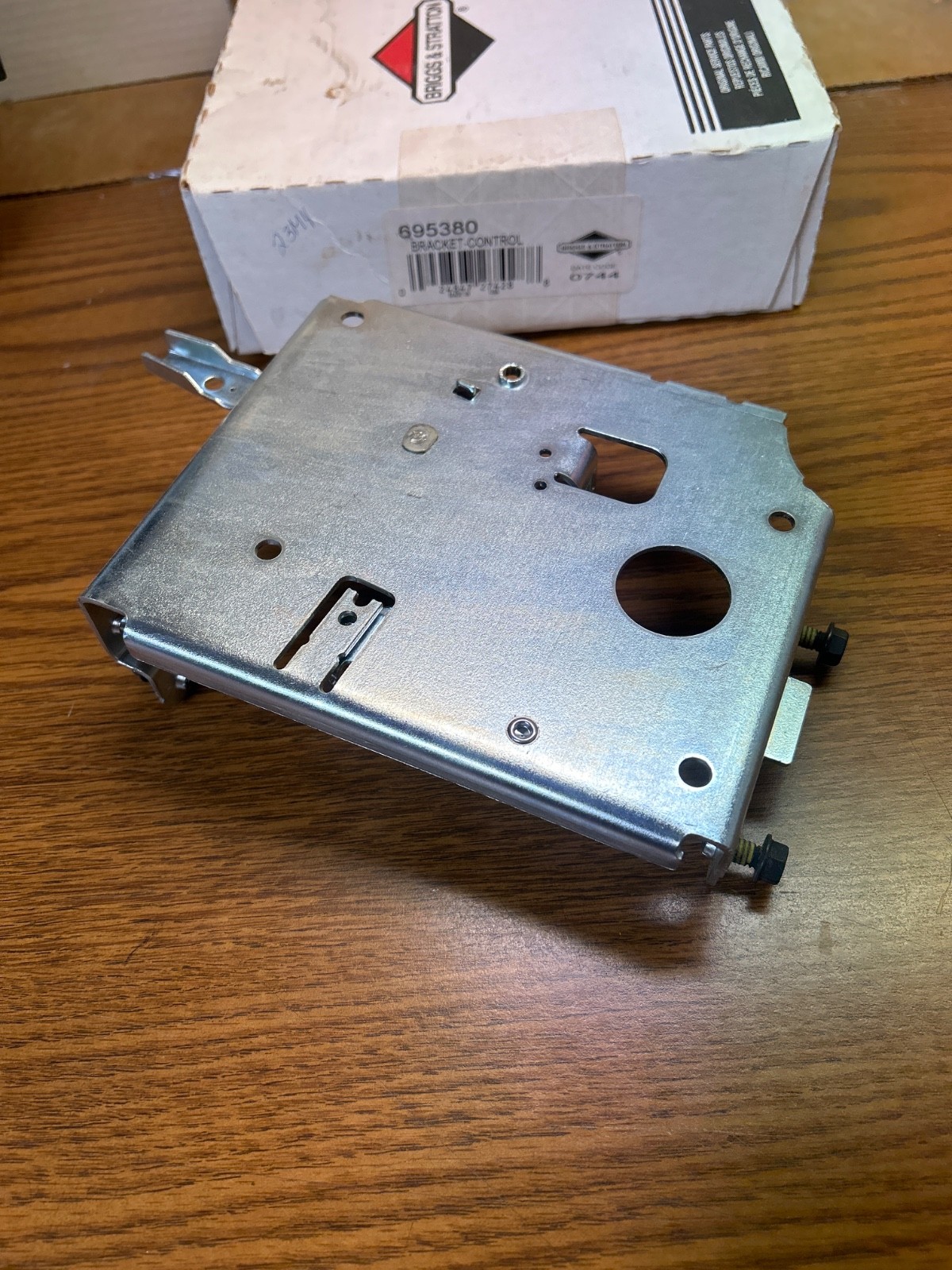BRIGGS & STRATTON CONTROL BRACKET 695380 DEALER Close OUT. NLA gallery