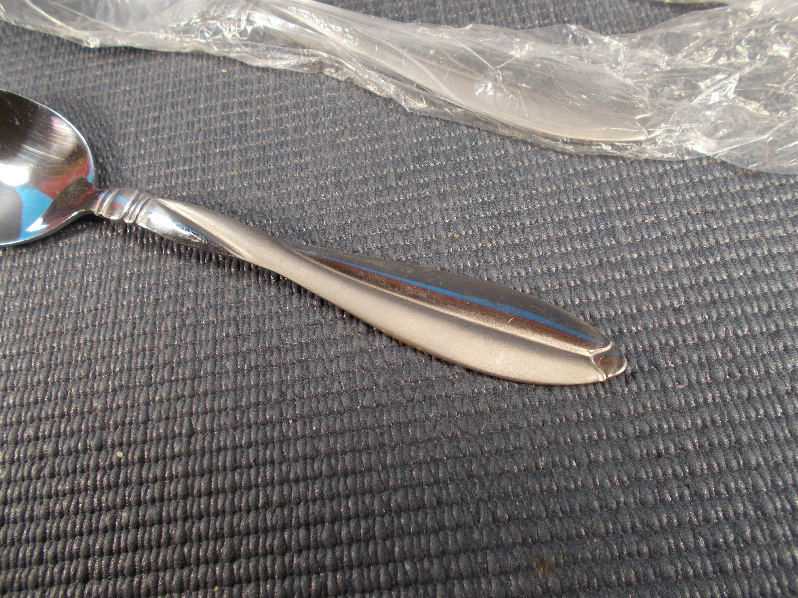 International Stainless Flatware Modern Twist Pattern 4 Place/Oval Soup Spoons gallery