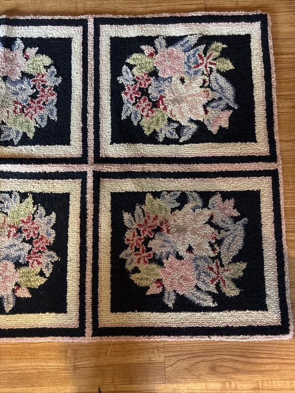 Hooked Colonial Block FloralDesign 30”x 50” Rug Black/ Ivory gallery