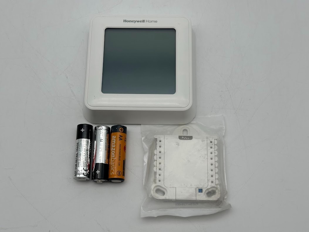 Honeywell Wi-Fi 9000 7-Day Programmable Thermostat (RTH8560D1002) gallery