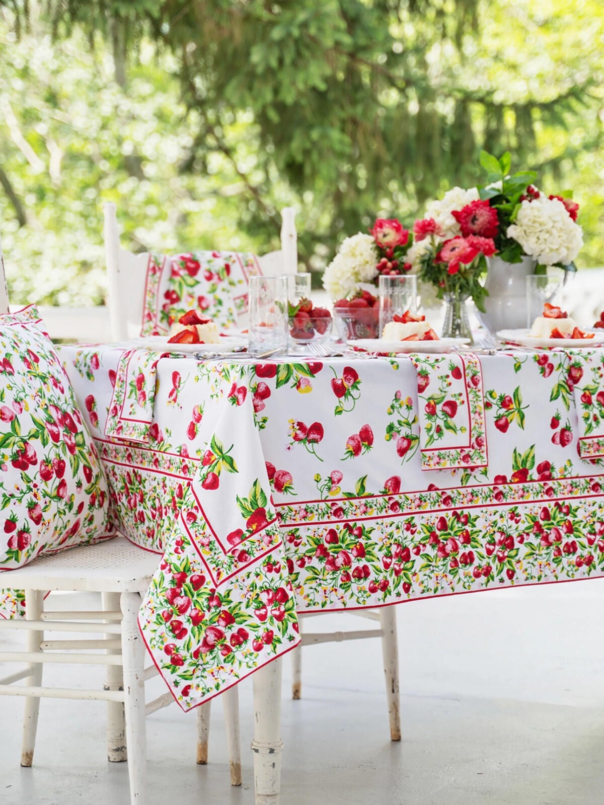 APRIL CORNELL STRAWBERRY BASKET TABLECLOTH gallery