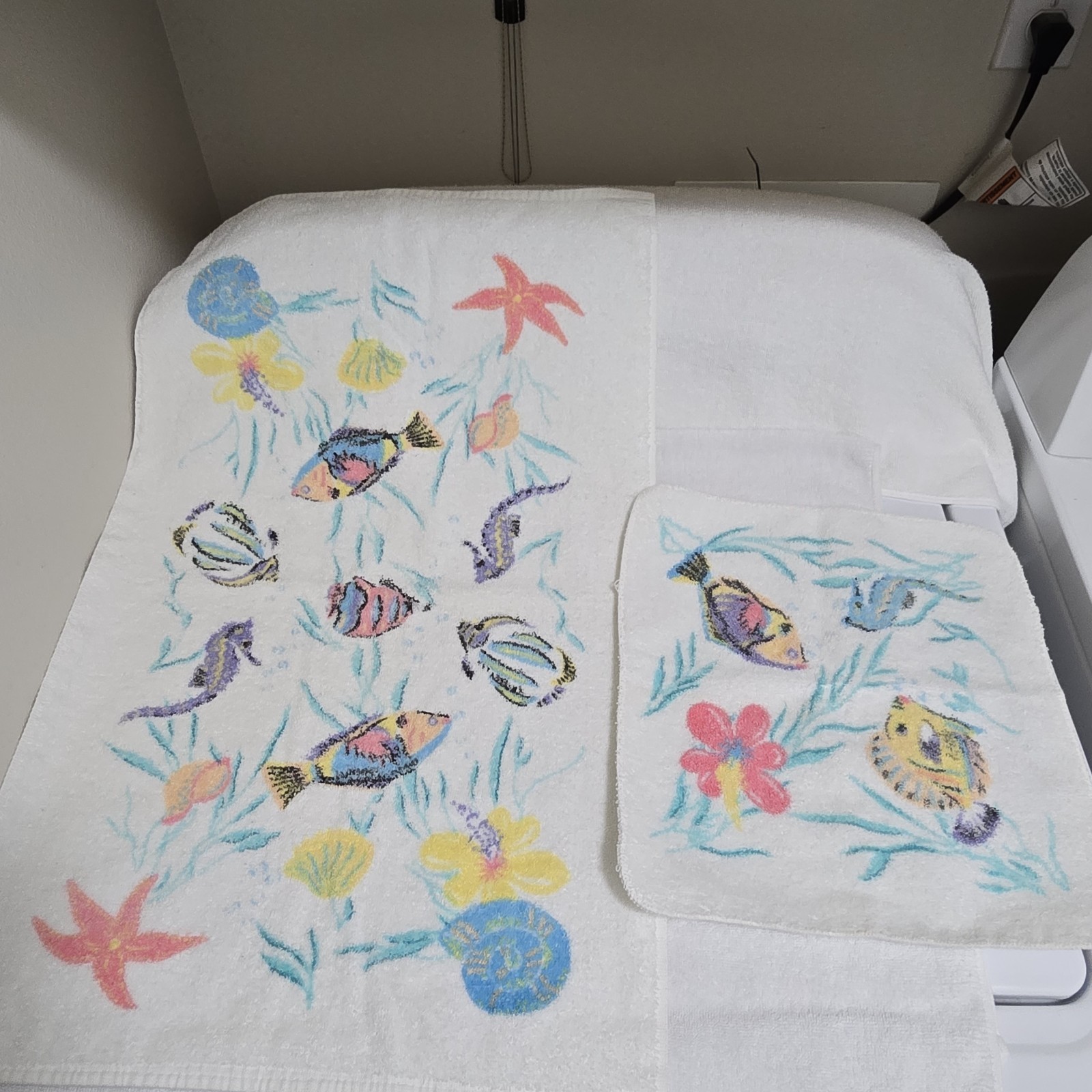 Vintage Dundee USA Tropical Fish Terrycloth Towel Set 2-Piece 1980s-90s gallery