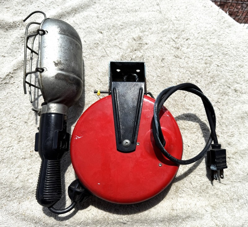 VINTAGE SEARS RETRACTABLE DROP LIGHT MODEL NO. 5933 gallery