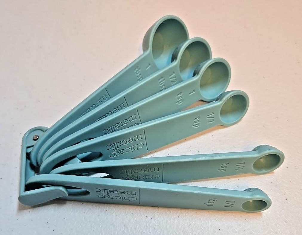 Chicago Metallic Six Piece Plastic Measuring Spoon Set; Light Blue gallery