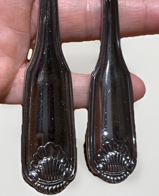 Oneida Classic Shell Stainless Flatware 5 Pc. Place Setting gallery