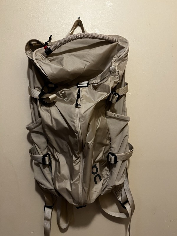 ON Running Speed Pack Lite Khaki NWOT 18L 2