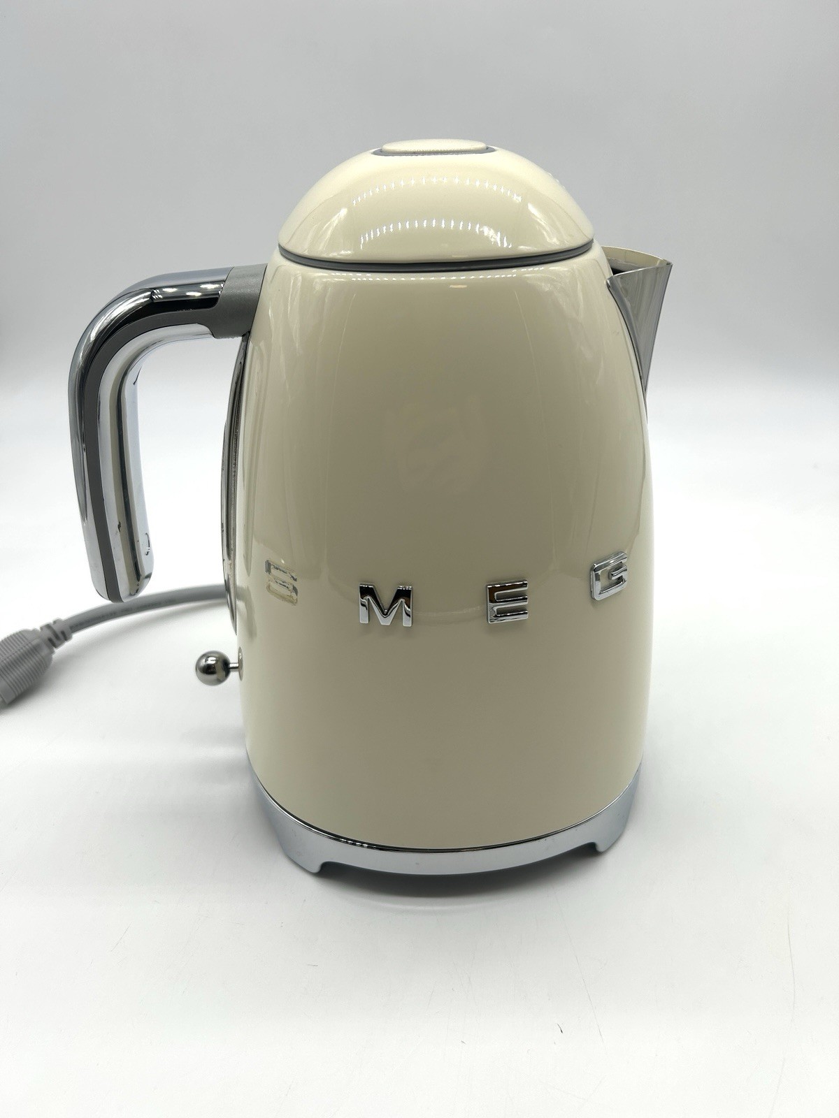 USED - Smeg Retro-Style Electric Kettle (7 Cups) – Cream gallery