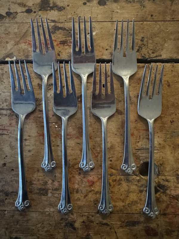 Oneida Milan Scroll Stainless Flatware Mixed Set (set Of 19) gallery